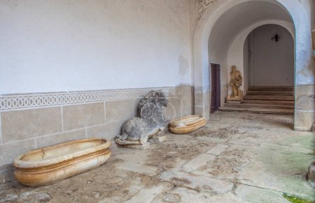 Foto de Abadia, España - 5 de marzo de 2023: Sotofermoso Palace Patio de estilo mudéjar. Abadia, Cáceres, España - Imagen libre de derechos