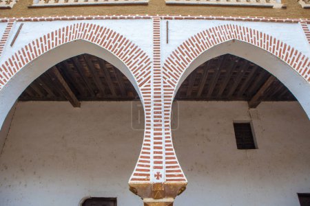 Foto de Abadia, España - 5 de marzo de 2023: Sotofermoso Palace Patio de estilo mudéjar. Detalle de arcos, Abadía, Cáceres, España - Imagen libre de derechos