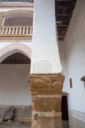 Téléchargez les photos : Abadia, Espagne - 5 mars 2023 : Cour de style mudéjar du palais Sotofermoso. Détail de l'arche, Abadia, Caceres, Espagne - en image libre de droit