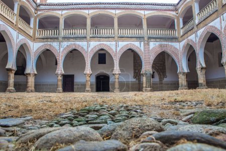 Téléchargez les photos : Abadia, Espagne - 5 mars 2023 : Cour de style mudéjar du palais Sotofermoso. Abadia, Caceres, Espagne - en image libre de droit