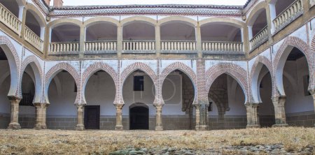 Foto de Abadia, España - 5 de marzo de 2023: Sotofermoso Palace Patio de estilo mudéjar. Abadia, Cáceres, España - Imagen libre de derechos