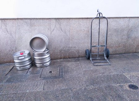 Foto de Cerveza barriles y tranvía en la calle del centro. Concepto de distribución de bebidas - Imagen libre de derechos