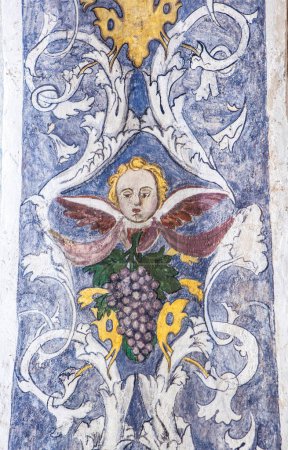 Téléchargez les photos : Fuente del Arco - Espagne - 1er novembre 2022 : voûte de fresques à la chapelle Notre-Dame d'Ara, Fuente del Arco, Espagne. Ange aux raisins - en image libre de droit