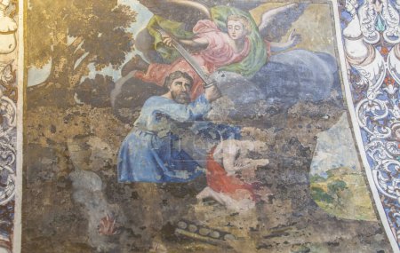 Téléchargez les photos : Fuente del Arco - Espagne - 1er novembre 2022 : voûte de fresques à la chapelle Notre-Dame d'Ara, Fuente del Arco, Espagne. Sacrifice d'Isaac - en image libre de droit