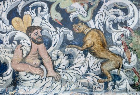 Téléchargez les photos : Fuente del Arco - Espagne - 1er novembre 2022 : voûte de fresques à la chapelle Notre-Dame d'Ara, Fuente del Arco, Espagne. Chien combattant un serpent - en image libre de droit