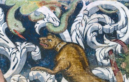 Téléchargez les photos : Fuente del Arco - Espagne - 1er novembre 2022 : voûte de fresques à la chapelle Notre-Dame d'Ara, Fuente del Arco, Espagne. Chien combattant un serpent - en image libre de droit