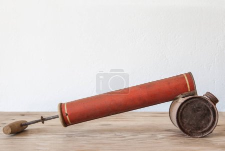 Foto de Vieja bomba de pulverización manual oxidada para insecticidas. Fondo estilo país - Imagen libre de derechos