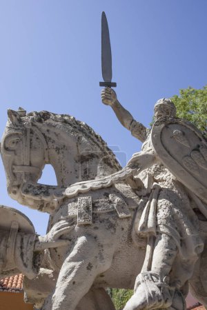 Foto de Coimbra, Portugal - 7 de septiembre de 2019: Escultura de Afonso Henriques, primer rey de Portugal. Portugal dos Pequenitos, Coimbra - Imagen libre de derechos