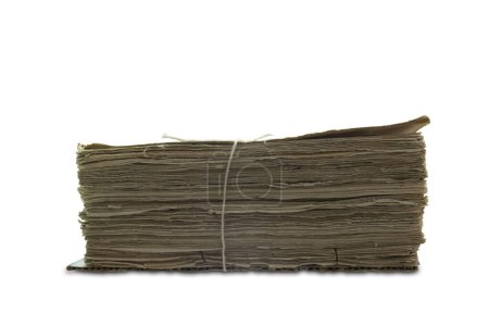 Téléchargez les photos : Vieille pile de papier prête à être reliée. Processus d'atelier de reliure - en image libre de droit