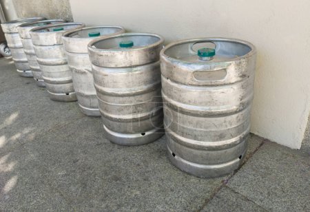 Foto de Barriles de cerveza situado en el centro de la calle. Concepto de distribución de bebidas - Imagen libre de derechos