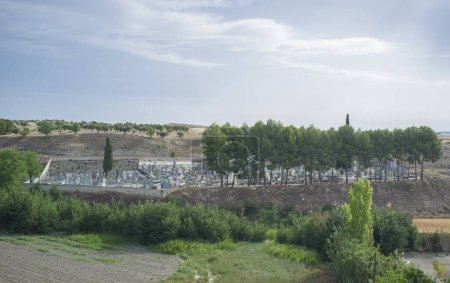 Téléchargez les photos : Estremera, belle petite ville dans le comté de Las Vegas, Madrid, Espagne. cimetière municipal - en image libre de droit