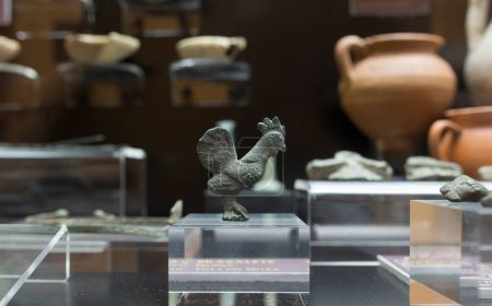 Foto de Cabra, España - 19 de mayo de 2019: Estatuilla de bronce que representa un gallo. Museo Arqueológico de Cabra, España - Imagen libre de derechos