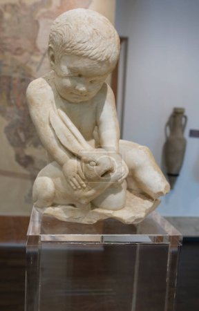 Téléchargez les photos : Cabra, Espagne - 19 mai 2019 : Enfant garçon avec lièvre. Musée archéologique de Cabra Main Hall, Cordoue, Espagne - en image libre de droit