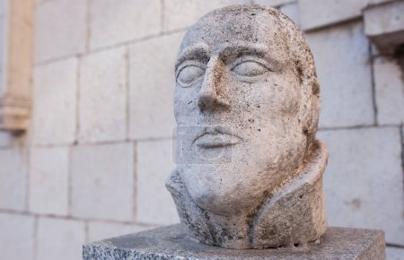 Foto de Valladolid, España - 18 de julio de 2020: busto de Juan Ponce de León. Casa Museo de Colón y centro de investigación para la historia americana, Valladolid, España - Imagen libre de derechos