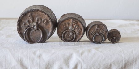 Pesos antiguos de hierro vintage para báscula. Artículos de peso grabado en alto relieve