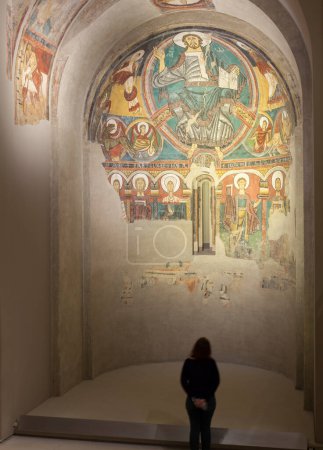 Téléchargez les photos : Barcelone, Espagne - 26 décembre 2019 : Une visiteuse observe l'abside de Sant Climent de Taull au Musée National d'Art de Catalogne, Barcelone, Espagne - en image libre de droit