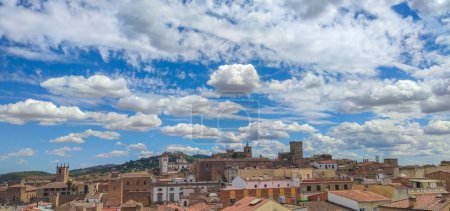 Téléchargez les photos : Ensemble urbain de Caceres. Skyscape of Historic Quarter, Caceres, Estrémadure, Espagne - en image libre de droit