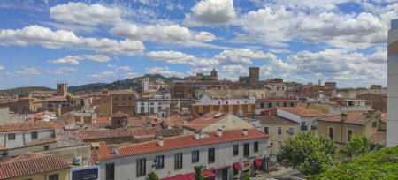 Téléchargez les photos : Ensemble urbain de Caceres. Skyscape of Historic Quarter, Caceres, Estrémadure, Espagne - en image libre de droit