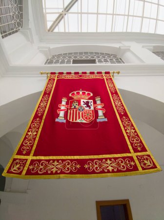Foto de Mérida, España - 27 de abril de 2023: Tapiz bordado con el escudo de España. Asamblea de Extremadura edificio patio. - Imagen libre de derechos