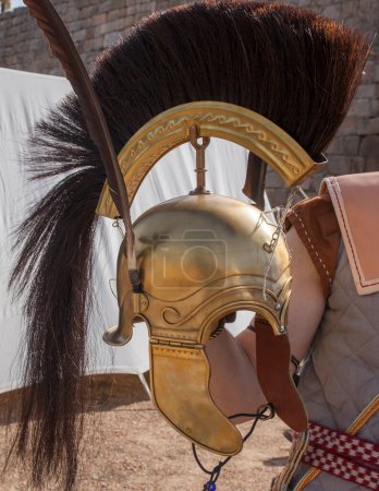 Foto de Reenactor sostiene un casco republicano roma. Réplica de equipo personal militar romano - Imagen libre de derechos