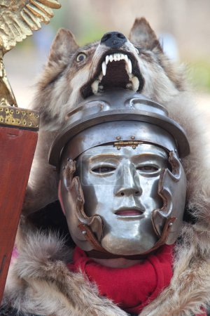 Téléchargez les photos : Centurion portant un masque militaire. Réplique d'équipement personnel militaire romain - en image libre de droit