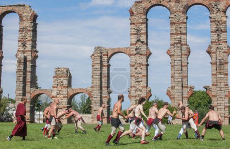 Téléchargez les photos : Merida, Espagne - 3 juin 2023 : Reconstitution d'un match de Harpastum, ancien football romain. Emerita Ludica Festival, Merida, Espagne - en image libre de droit