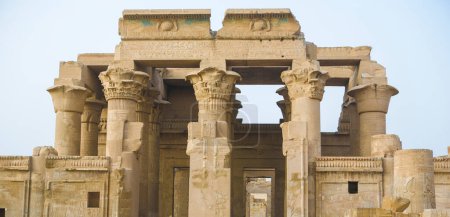 Téléchargez les photos : Temple de Sobek et Horus à Kom Ombo, gouvernorat d'Assouan, Égypte. Entrée double - en image libre de droit