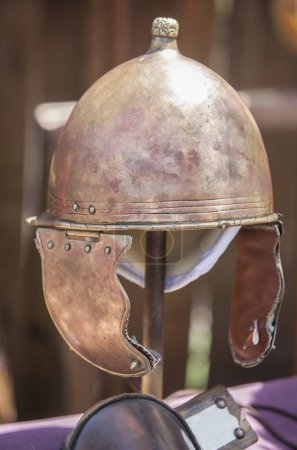 Téléchargez les photos : Casque romain Montefortino, républicain fois protection de la tête. Réplique d'équipement personnel militaire romain - en image libre de droit