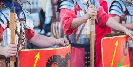 Foto de Reenactores como legionarios romanos en formación. Manos sosteniendo pila y jabalinas - Imagen libre de derechos