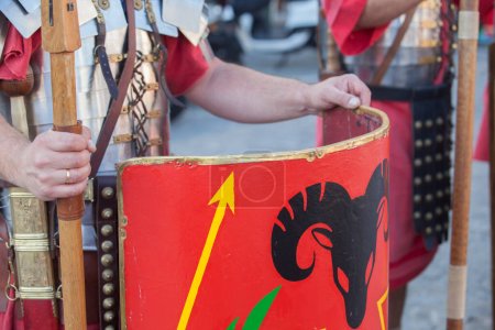 Téléchargez les photos : Reconstituteurs en légionnaires romains en formation. Mains tenant pila et javelots - en image libre de droit