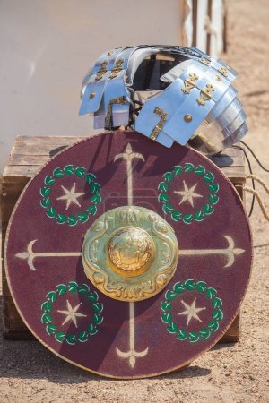 Téléchargez les photos : Type Parme ancien bouclier romain et armure. Reproduction d'équipement personnel militaire romain - en image libre de droit