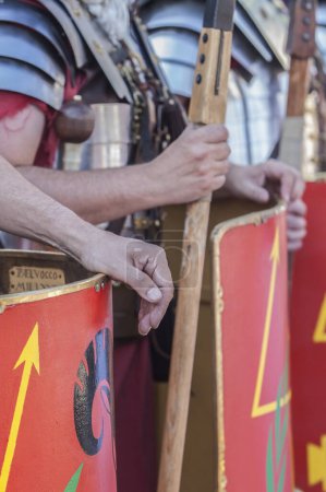 Téléchargez les photos : Reconstituteurs en légionnaires romains en formation. Mains tenant pila et javelots - en image libre de droit