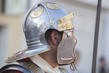 Téléchargez les photos : Reconstituteur portant une galea, ancien casque romain. Réplique d'équipement personnel militaire romain - en image libre de droit
