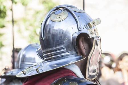 Téléchargez les photos : Reconstituteurs portant une galea, ancien casque romain. Réplique d'équipement personnel militaire romain - en image libre de droit