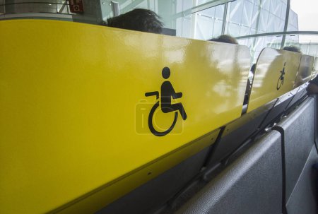 Téléchargez les photos : Sièges réservés aux personnes handicapées. Terminal d'embarquement d'un aéroport - en image libre de droit