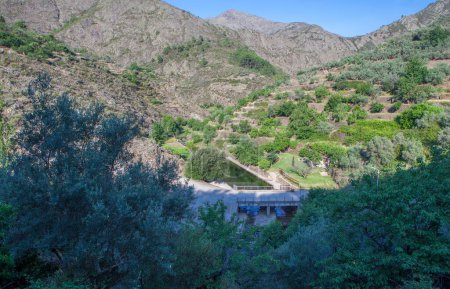 Téléchargez les photos : Piscine naturelle La Huetre. Point d'eau cristalline au cœur de Las Hurdes, Caceres, Estrémadure, Espagne - en image libre de droit