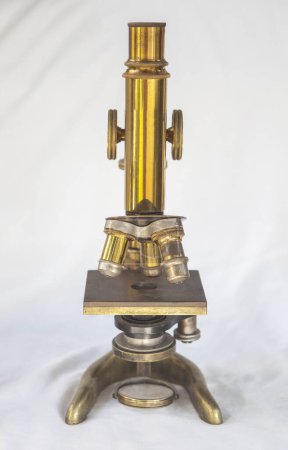 Téléchargez les photos : Microscope 1920. Isolé sur tissu blanc - en image libre de droit