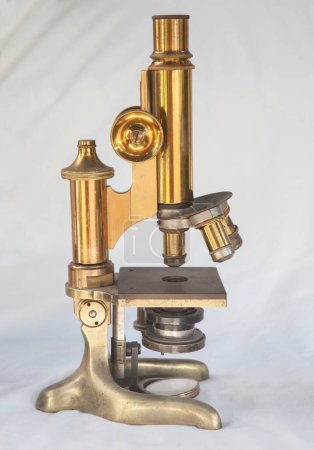 Téléchargez les photos : Microscope 1920. Isolé sur tissu blanc - en image libre de droit