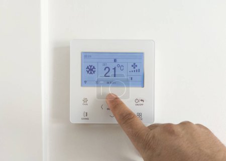 Téléchargez les photos : Réglage de la climatisation de la pièce avec écran électronique. 21 degrés Celsius cool ajuster - en image libre de droit