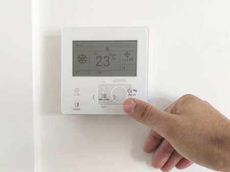 Foto de Ajuste de climatización habitación con pantalla electrónica. 23 grados centígrados de ajuste fresco - Imagen libre de derechos