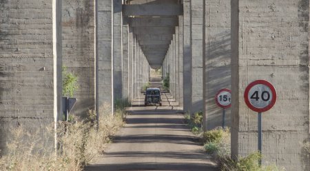 Téléchargez les photos : Véhicule traversant la route sous l'aqueduc d'Acedera, Vegas Altas del Guadiana, Badajoz, Estrémadure, Espagne - en image libre de droit