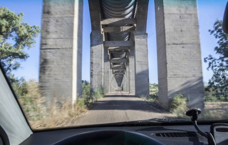 Téléchargez les photos : Conduire sous l'aqueduc Acedera. Motion coup flou - en image libre de droit