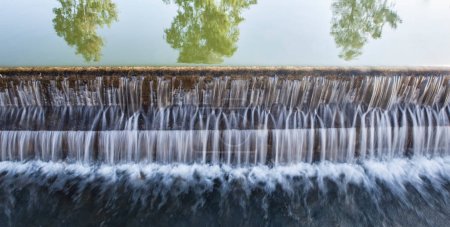 Téléchargez les photos : Système de déversoir du canal d'irrigation d'Orellana. Vegas Altas del Guadiana, Badajoz, Estrémadure, Espagne - en image libre de droit