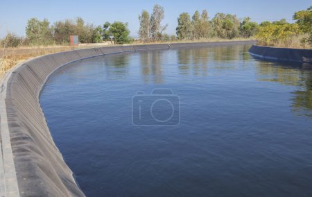 Téléchargez les photos : Orellana Canal d'irrigation traversant Vegas Altas del Guadiana, Badajoz, Estrémadure, Espagne - en image libre de droit