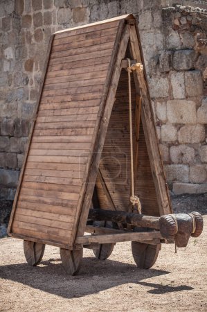 Foto de Réplica de ariete. Máquina de asedio con ruedas usada en tiempos romanos - Imagen libre de derechos