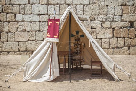 Téléchargez les photos : Tente d'officier légionnaire romaine. Réplique des tentes utilisées dans les campagnes de l'armée romaine - en image libre de droit