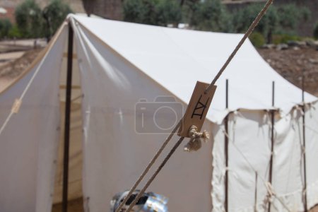 Téléchargez les photos : Tente légionnaire romaine ou contubernium. Réplique des tentes utilisées dans les campagnes de l'armée romaine - en image libre de droit