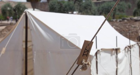 Téléchargez les photos : Tente légionnaire romaine ou contubernium. Réplique des tentes utilisées dans les campagnes de l'armée romaine - en image libre de droit