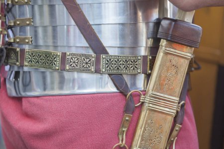 Téléchargez les photos : Légionnaire romain portant son épée creusée dans une gaine en laiton, décorée d'incisions ajourées - en image libre de droit