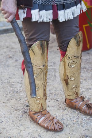 Téléchargez les photos : Centurion portant des greaves dorées, armure ancienne qui protège l'avant de la jambe - en image libre de droit